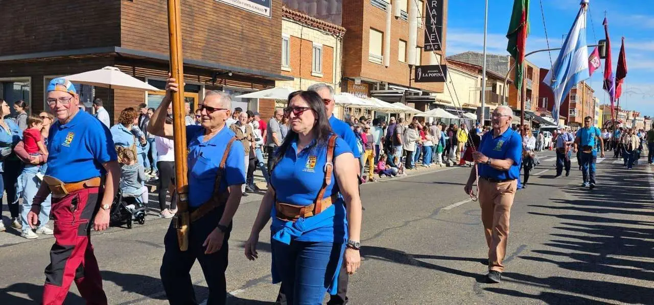 Carros, pendones y emoci&oacute;n en la gran Romer&iacute;a de San Froil&aacute;n 2025
