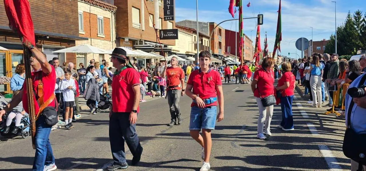 Carros, pendones y emoci&oacute;n en la gran Romer&iacute;a de San Froil&aacute;n 2025