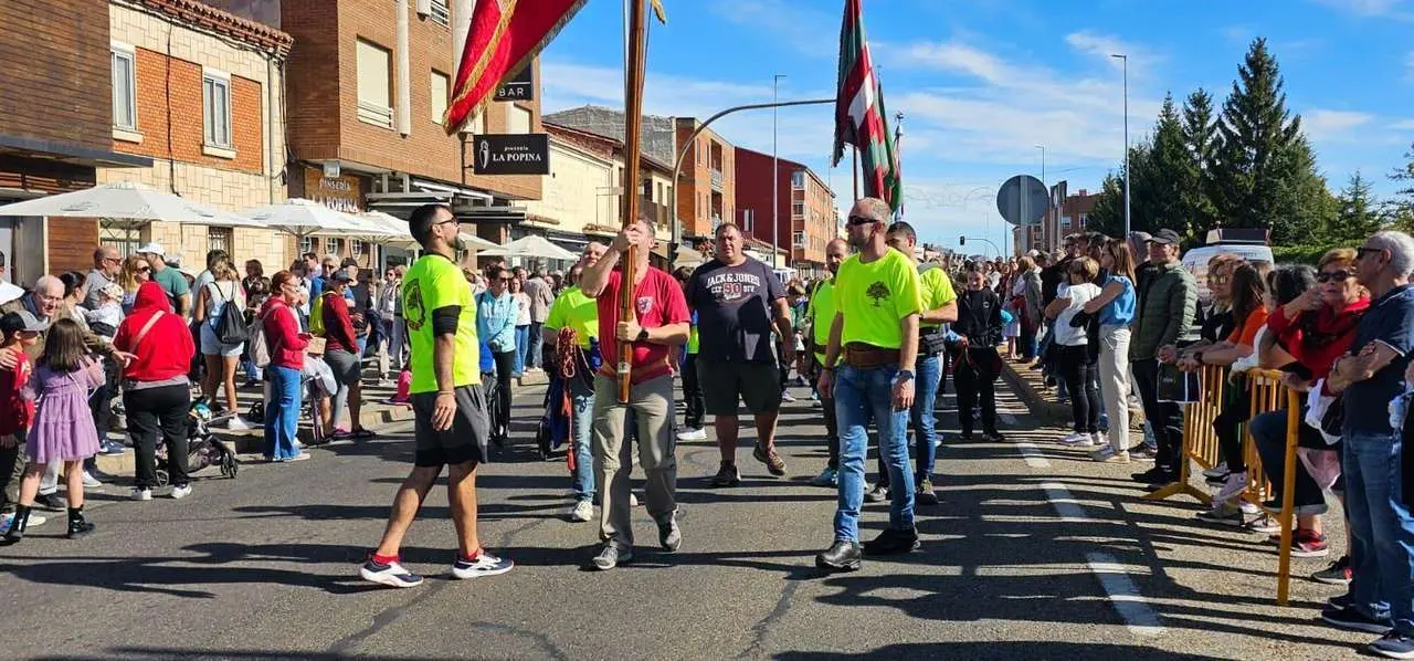 Carros, pendones y emoci&oacute;n en la gran Romer&iacute;a de San Froil&aacute;n 2025