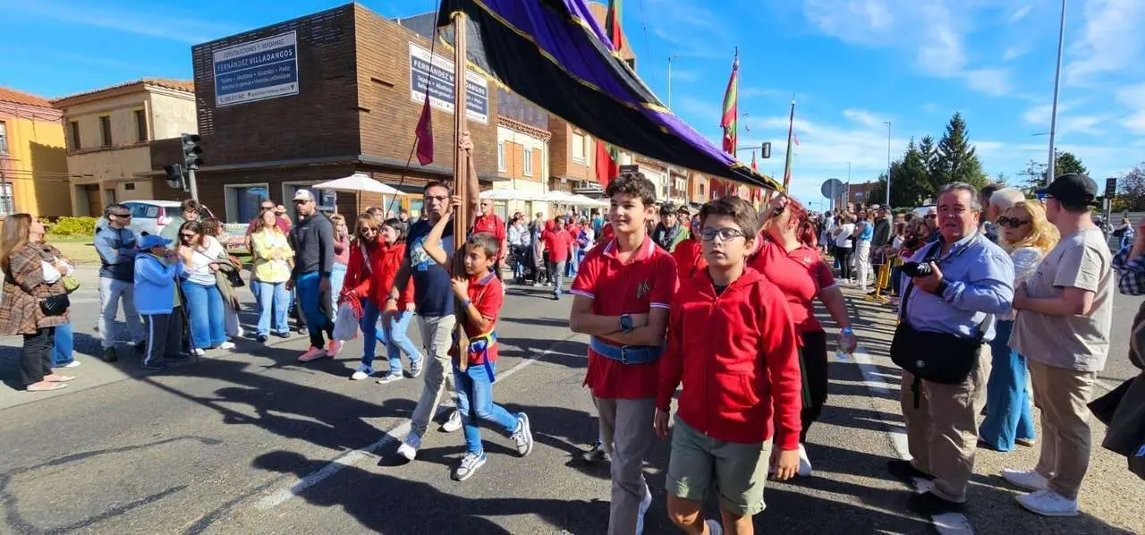 Carros, pendones y emoci&oacute;n en la gran Romer&iacute;a de San Froil&aacute;n 2025
