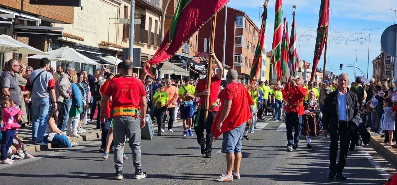 Carros, pendones y emoci&oacute;n en la gran Romer&iacute;a de San Froil&aacute;n 2025