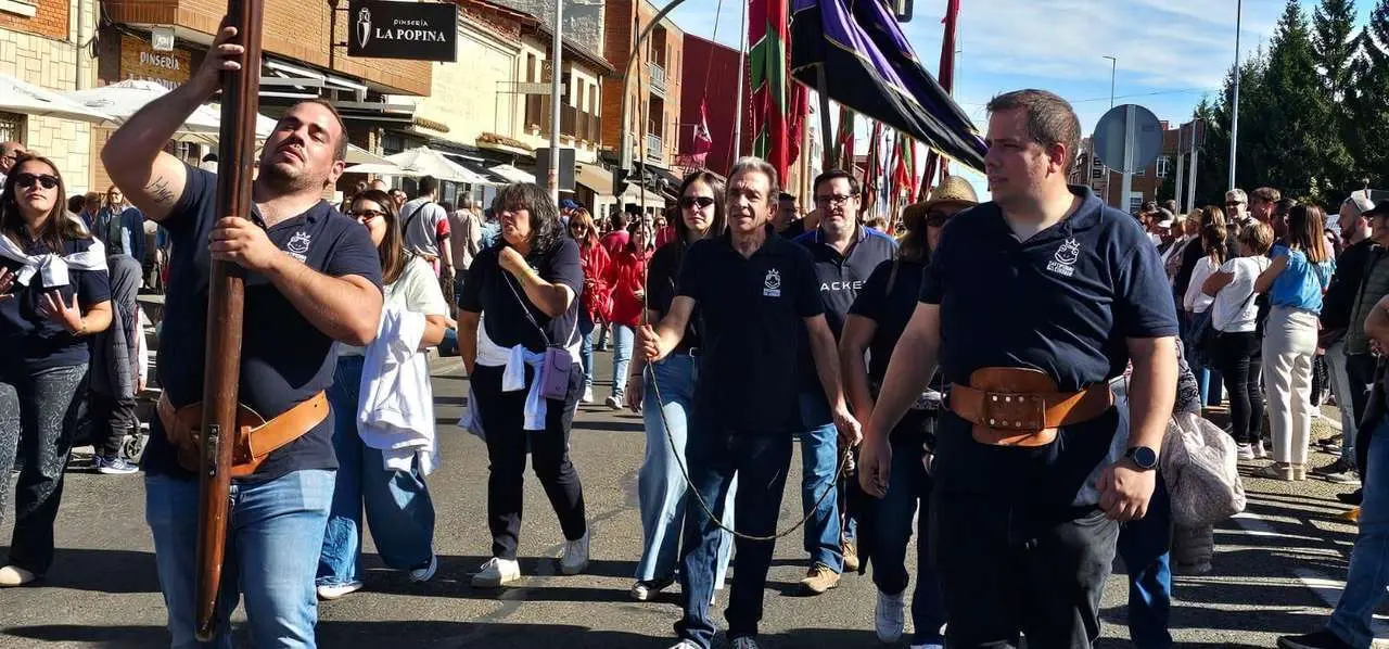 Carros, pendones y emoci&oacute;n en la gran Romer&iacute;a de San Froil&aacute;n 2025