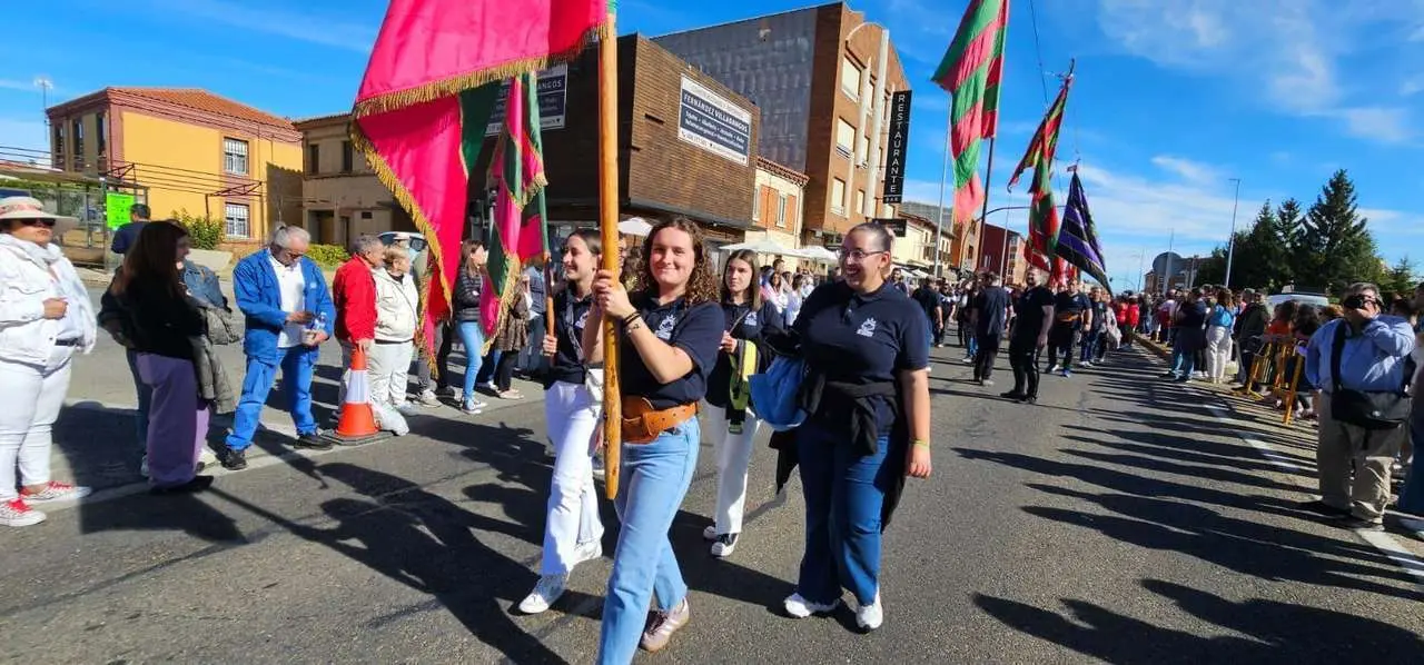 Carros, pendones y emoci&oacute;n en la gran Romer&iacute;a de San Froil&aacute;n 2025