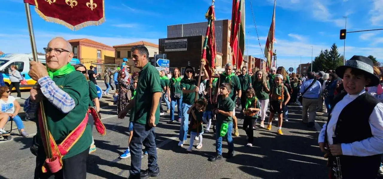 Carros, pendones y emoci&oacute;n en la gran Romer&iacute;a de San Froil&aacute;n 2025