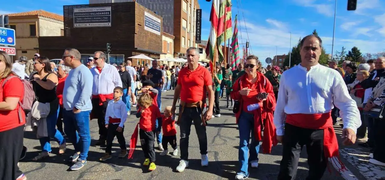 Carros, pendones y emoci&oacute;n en la gran Romer&iacute;a de San Froil&aacute;n 2025