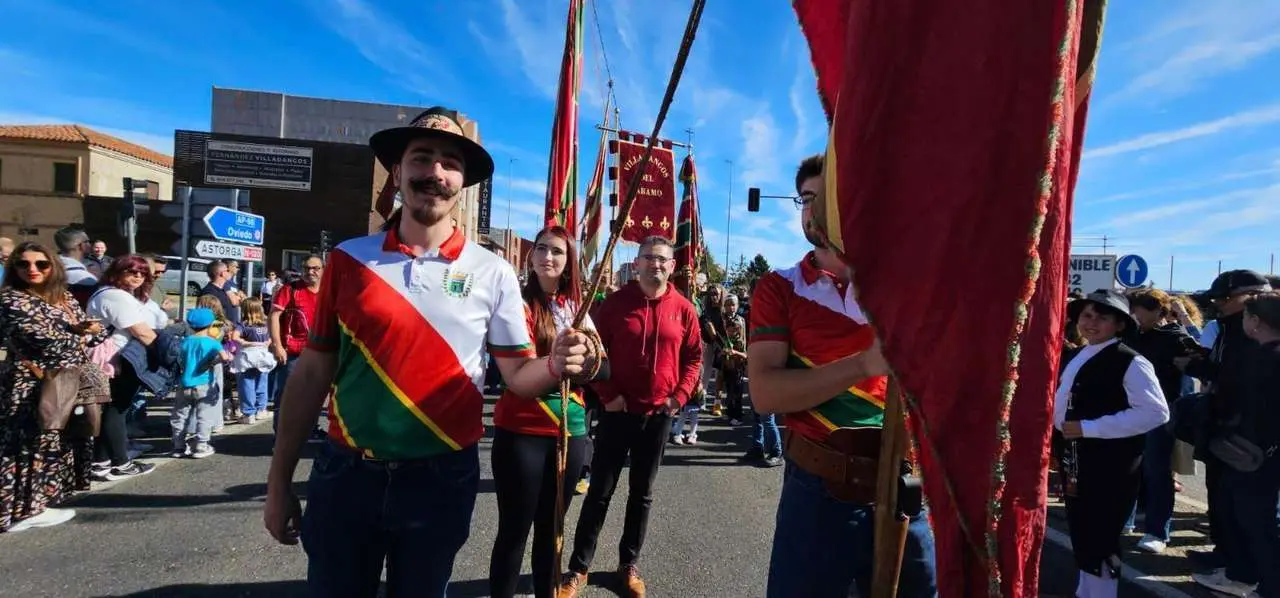 Carros, pendones y emoci&oacute;n en la gran Romer&iacute;a de San Froil&aacute;n 2025