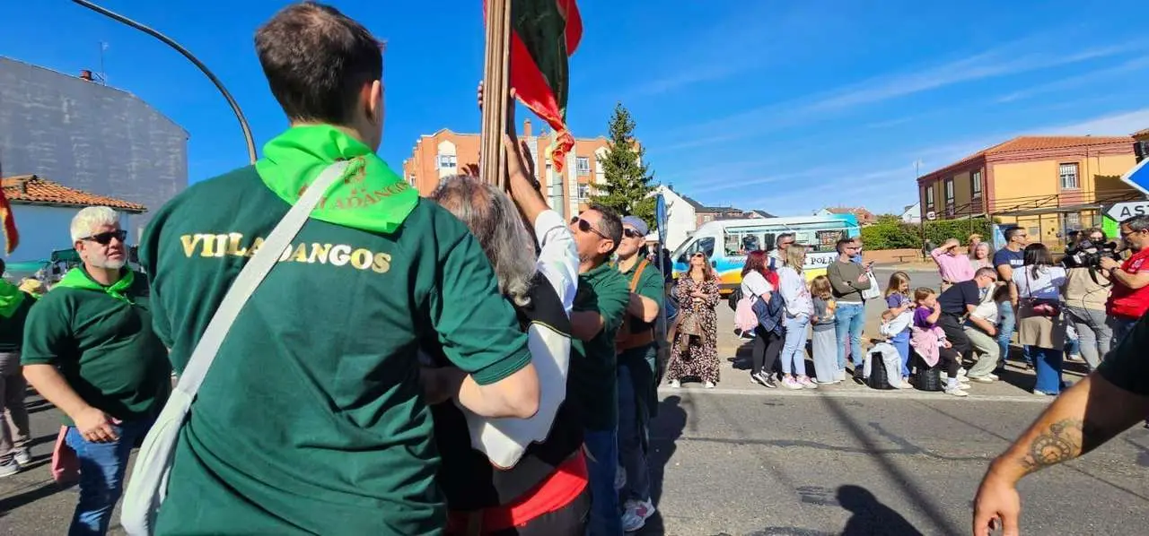 Carros, pendones y emoci&oacute;n en la gran Romer&iacute;a de San Froil&aacute;n 2025