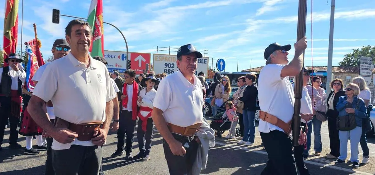 Carros, pendones y emoci&oacute;n en la gran Romer&iacute;a de San Froil&aacute;n 2025