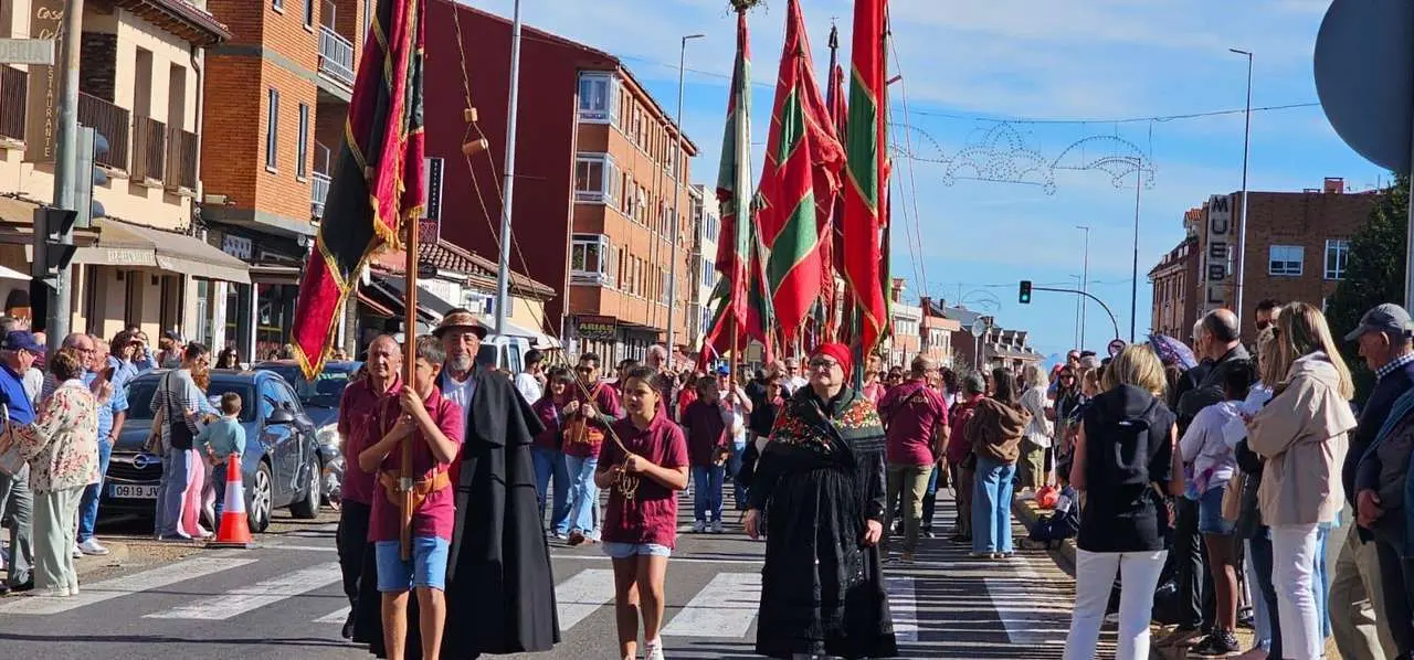 Carros, pendones y emoci&oacute;n en la gran Romer&iacute;a de San Froil&aacute;n 2025