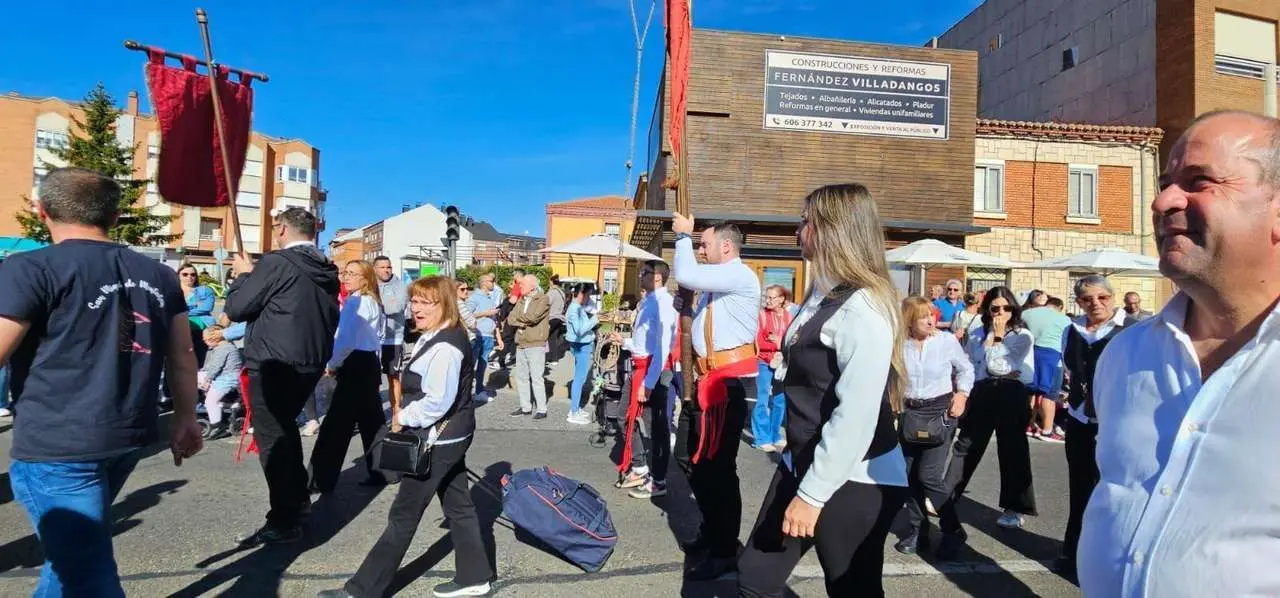 Carros, pendones y emoci&oacute;n en la gran Romer&iacute;a de San Froil&aacute;n 2025