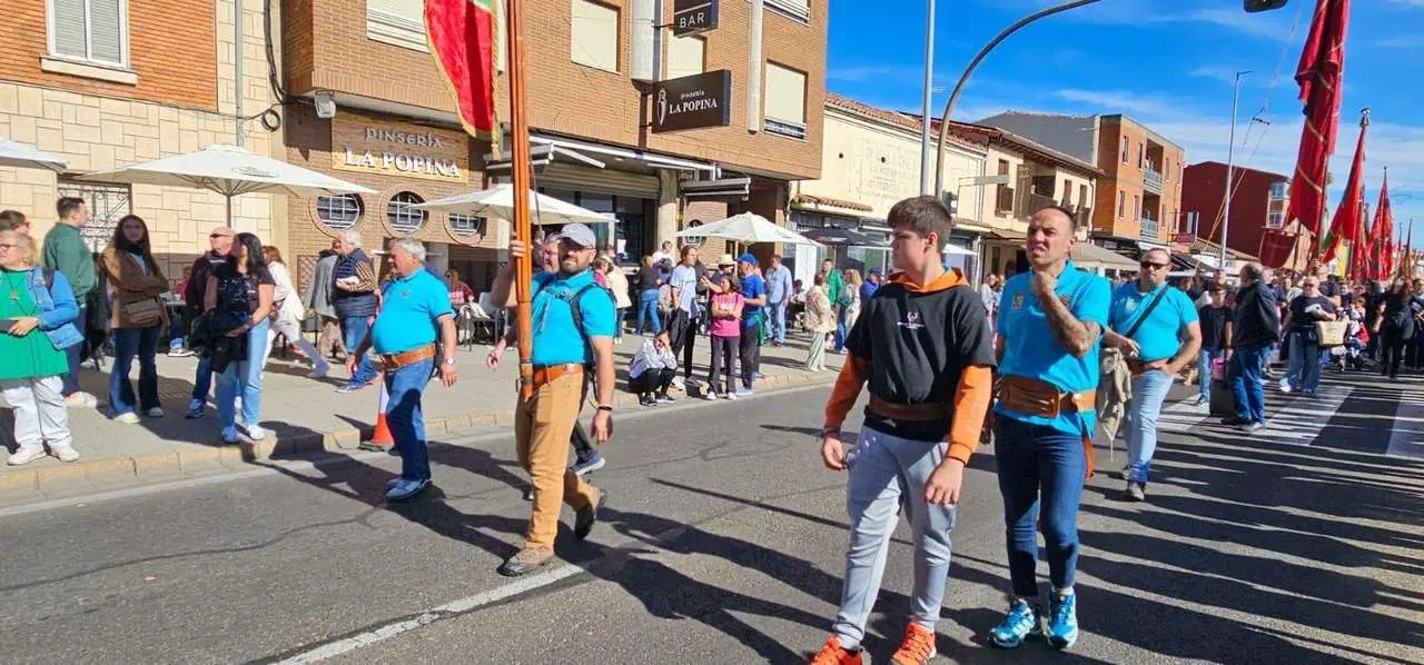 Carros, pendones y emoci&oacute;n en la gran Romer&iacute;a de San Froil&aacute;n 2025
