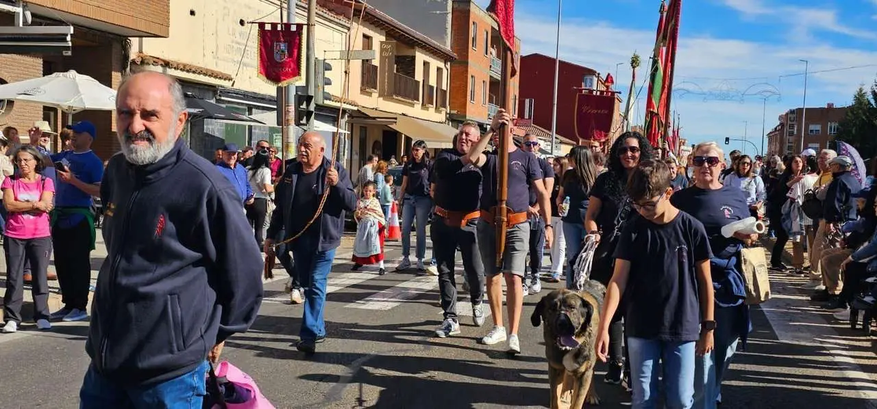 Carros, pendones y emoci&oacute;n en la gran Romer&iacute;a de San Froil&aacute;n 2025