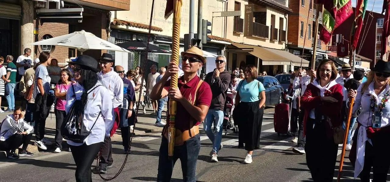 Carros, pendones y emoci&oacute;n en la gran Romer&iacute;a de San Froil&aacute;n 2025