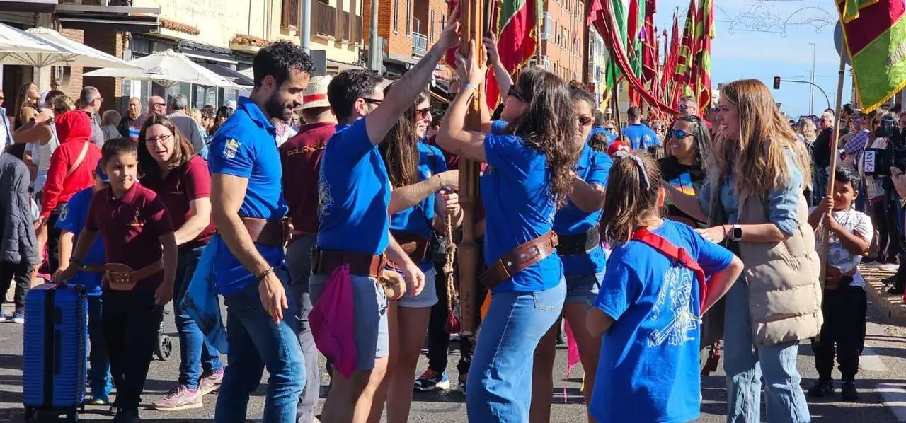 Carros, pendones y emoci&oacute;n en la gran Romer&iacute;a de San Froil&aacute;n 2025