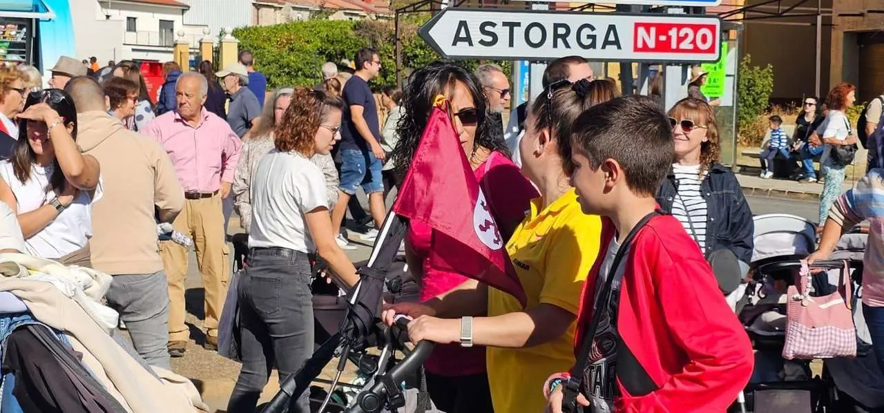 Carros, pendones y emoci&oacute;n en la gran Romer&iacute;a de San Froil&aacute;n 2025