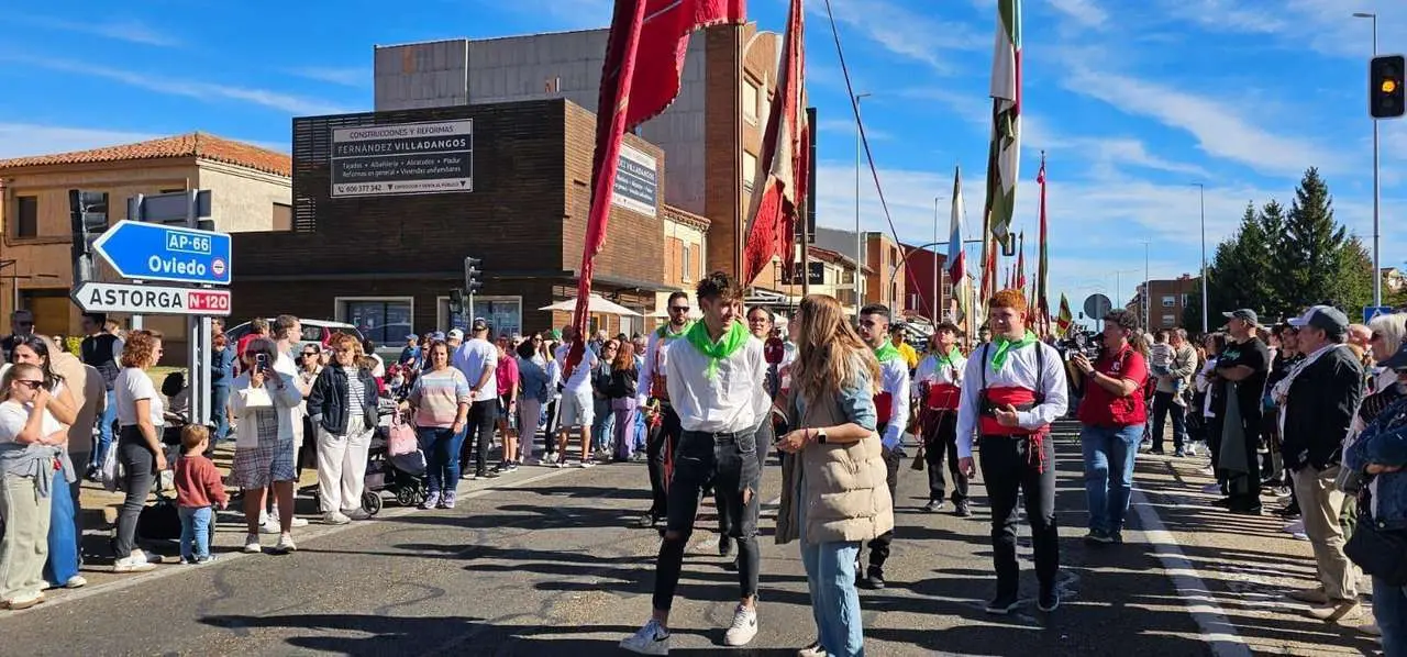 Carros, pendones y emoci&oacute;n en la gran Romer&iacute;a de San Froil&aacute;n 2025