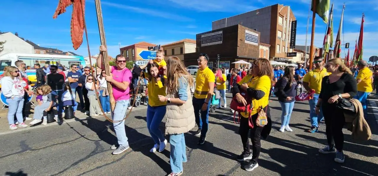 Carros, pendones y emoci&oacute;n en la gran Romer&iacute;a de San Froil&aacute;n 2025