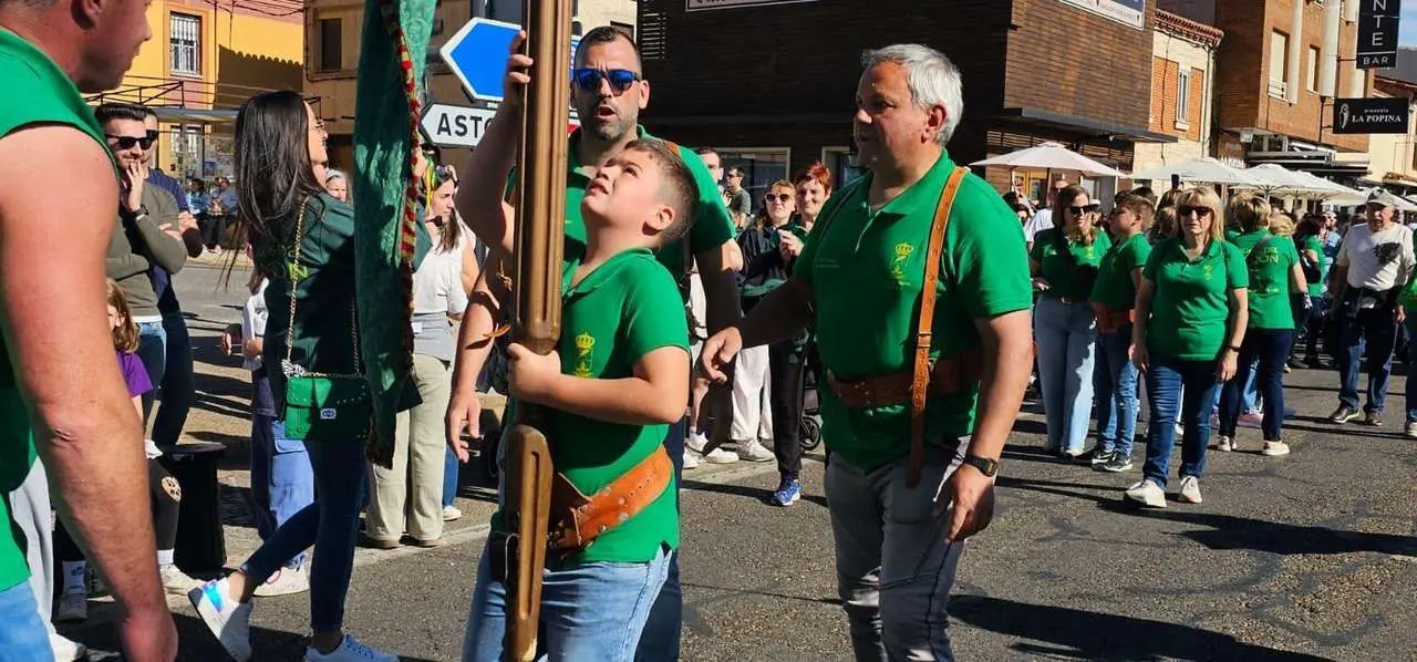 Carros, pendones y emoci&oacute;n en la gran Romer&iacute;a de San Froil&aacute;n 2025