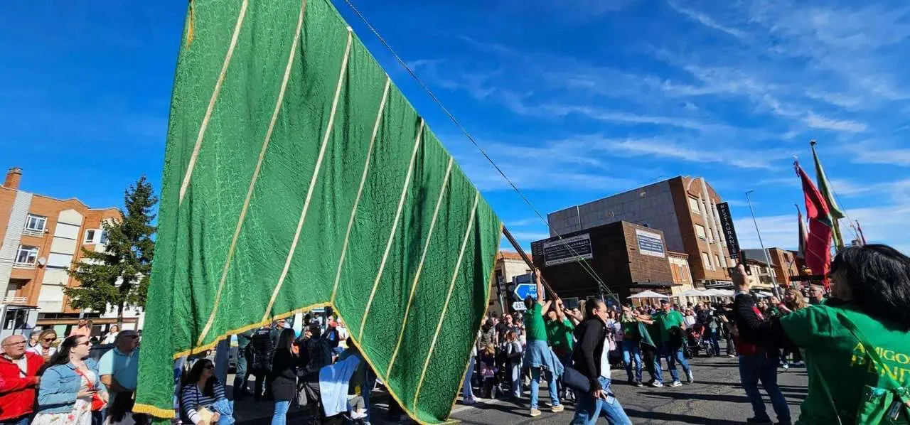 Carros, pendones y emoci&oacute;n en la gran Romer&iacute;a de San Froil&aacute;n 2025