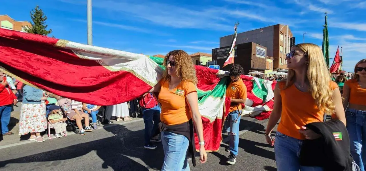 Carros, pendones y emoci&oacute;n en la gran Romer&iacute;a de San Froil&aacute;n 2025