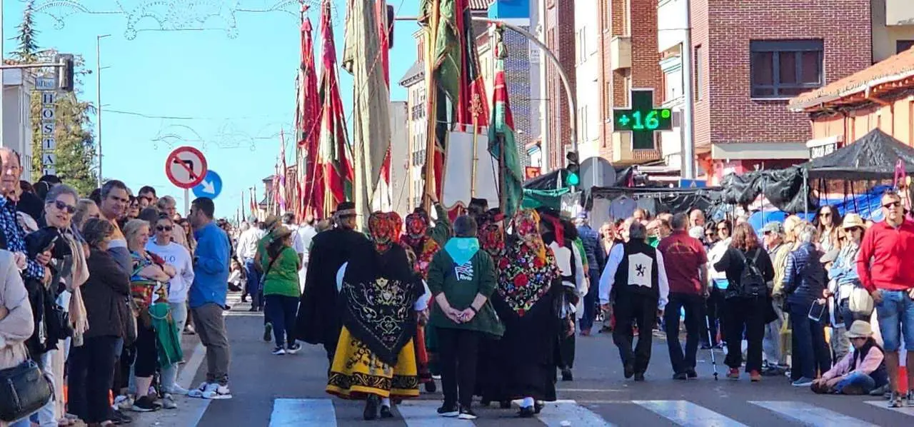 Carros, pendones y emoci&oacute;n en la gran Romer&iacute;a de San Froil&aacute;n 2025