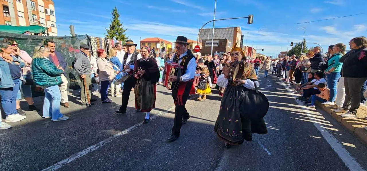 Pendones, carros y romeros participaron un a&ntilde;o m&aacute;s en la romer&iacute;a de San Froil&aacute;n | Le&oacute;n 24 Horas