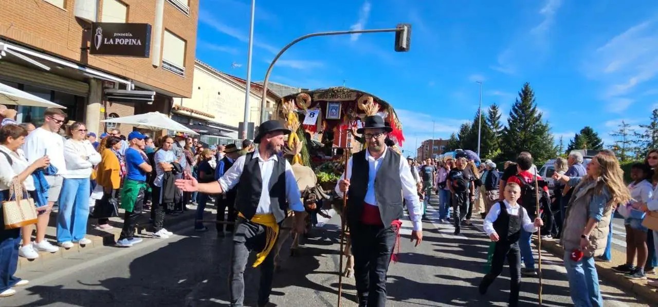 Pendones, carros y romeros participaron un a&ntilde;o m&aacute;s en la romer&iacute;a de San Froil&aacute;n | Le&oacute;n 24 Horas