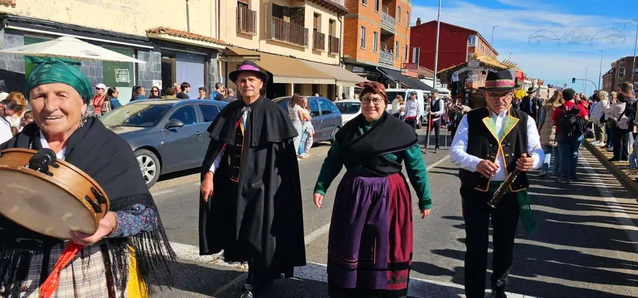 Pendones, carros y romeros participaron un a&ntilde;o m&aacute;s en la romer&iacute;a de San Froil&aacute;n | Le&oacute;n 24 Horas