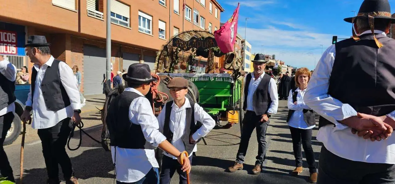 Pendones, carros y romeros participaron un a&ntilde;o m&aacute;s en la romer&iacute;a de San Froil&aacute;n | Le&oacute;n 24 Horas