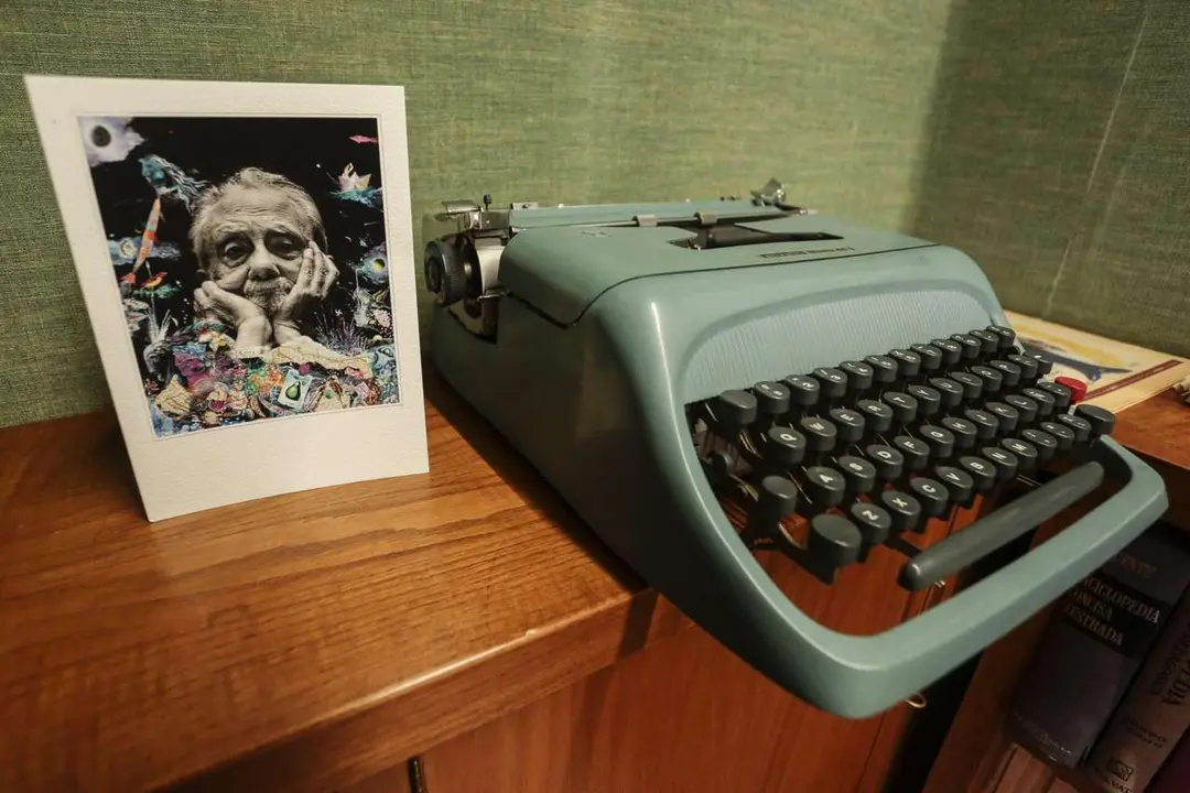 El inolvidable cuentista berciano Antonio Pereira, en un retrato de su Casa Museo en Le&oacute;n. | ICAL