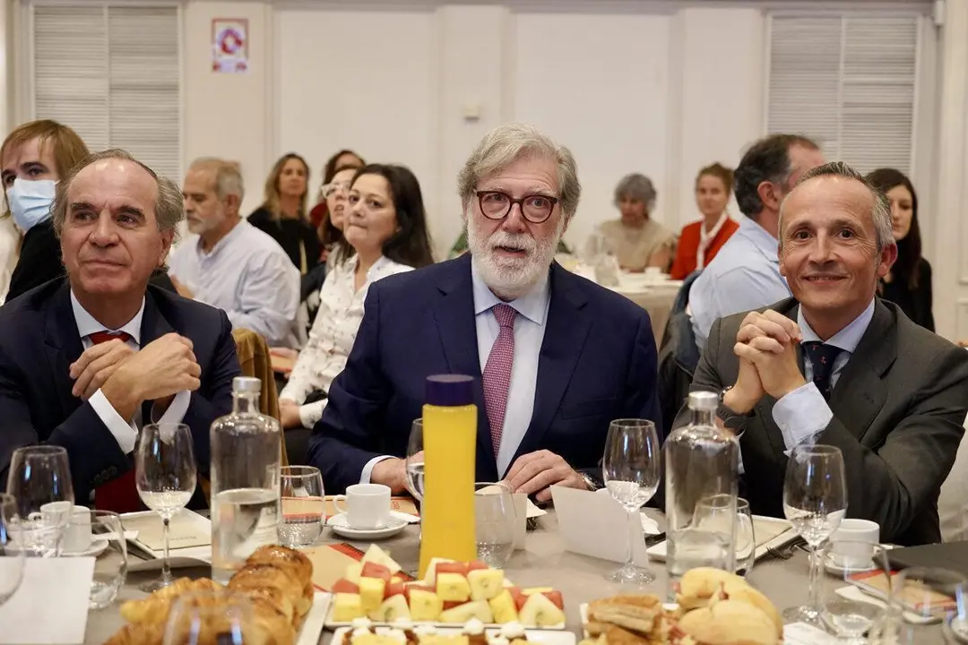 El presidente de la Conferencia Espa&ntilde;ola de Organizaciones Empresariales de Castilla y Le&oacute;n, Santiago Aparicio, el presidente de la Comisi&oacute;n de Relaciones Laborales de la Confederaci&oacute;n y presidente de Federaci&oacute;n Leonesa de Empresarios, Juan Mar&iacute;a Vallejo, y el secretario general de Adecco Group, Santiago Soler, inauguran la jornada &lsquo;Absentismo: un reto empresarial&rsquo;. | ICAL
