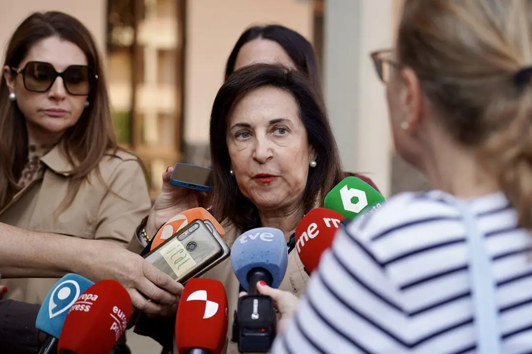La ministra de Defensa, Margarita Robles, visit&oacute; este jueves el Regimiento de Artiller&iacute;a Lanzacohetes de Campa&ntilde;a del Ej&eacute;rcito de Tierra, con sede en el Acuartelamiento Santocildes de Astorga. | ICAL