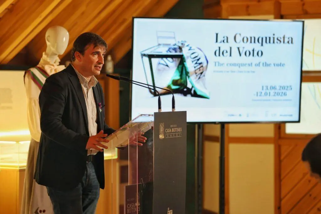 V&iacute;ctor Migu&eacute;lez, comisario de la exposici&oacute;n 
