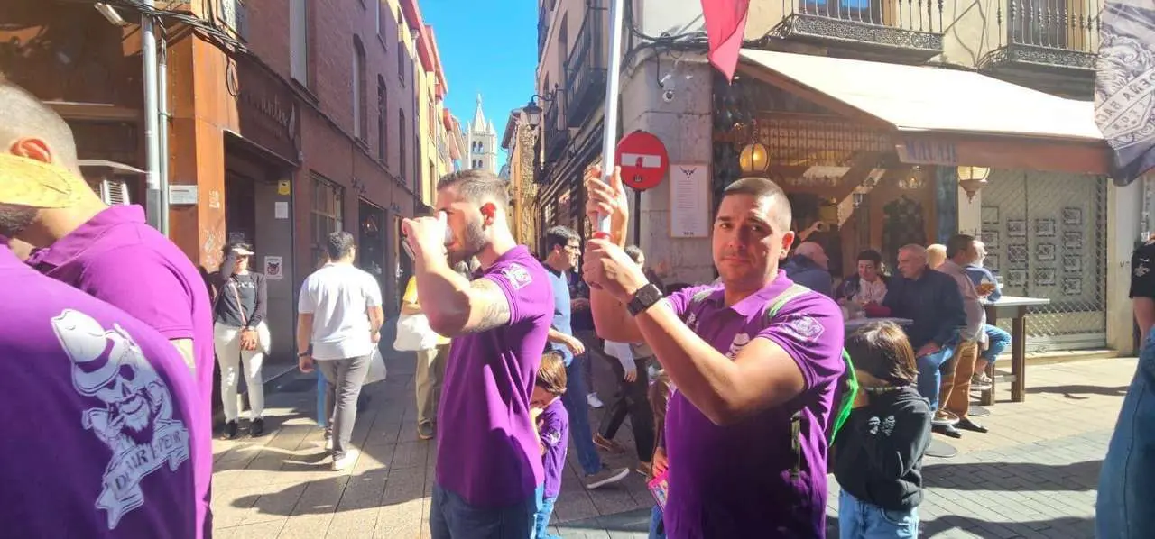 Las pe&ntilde;as y charangas llenaron las calles del Casco Antiguo de Le&oacute;n. | Le&oacute;n 24 Horas