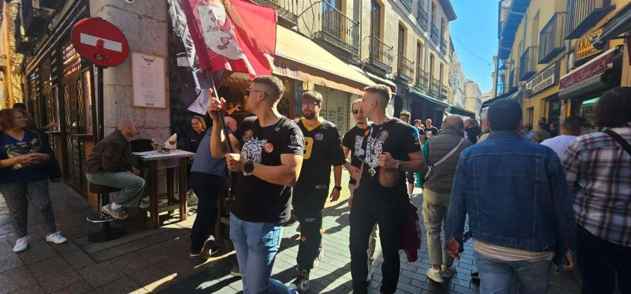 Las pe&ntilde;as y charangas llenaron las calles del Casco Antiguo de Le&oacute;n. | Le&oacute;n 24 Horas
