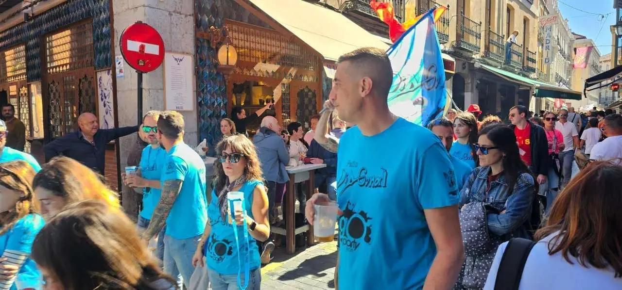 Las pe&ntilde;as y charangas llenaron las calles del Casco Antiguo de Le&oacute;n. | Le&oacute;n 24 Horas