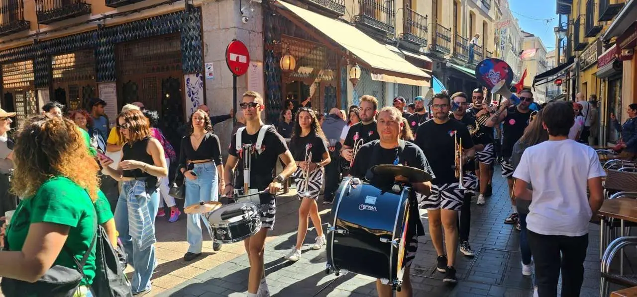 Las pe&ntilde;as y charangas llenaron las calles del Casco Antiguo de Le&oacute;n. | Le&oacute;n 24 Horas