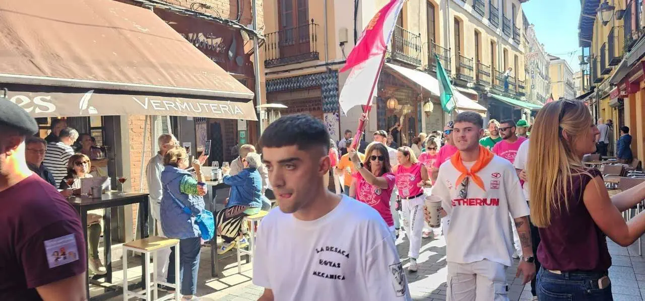 Las pe&ntilde;as y charangas llenaron las calles del Casco Antiguo de Le&oacute;n. | Le&oacute;n 24 Horas