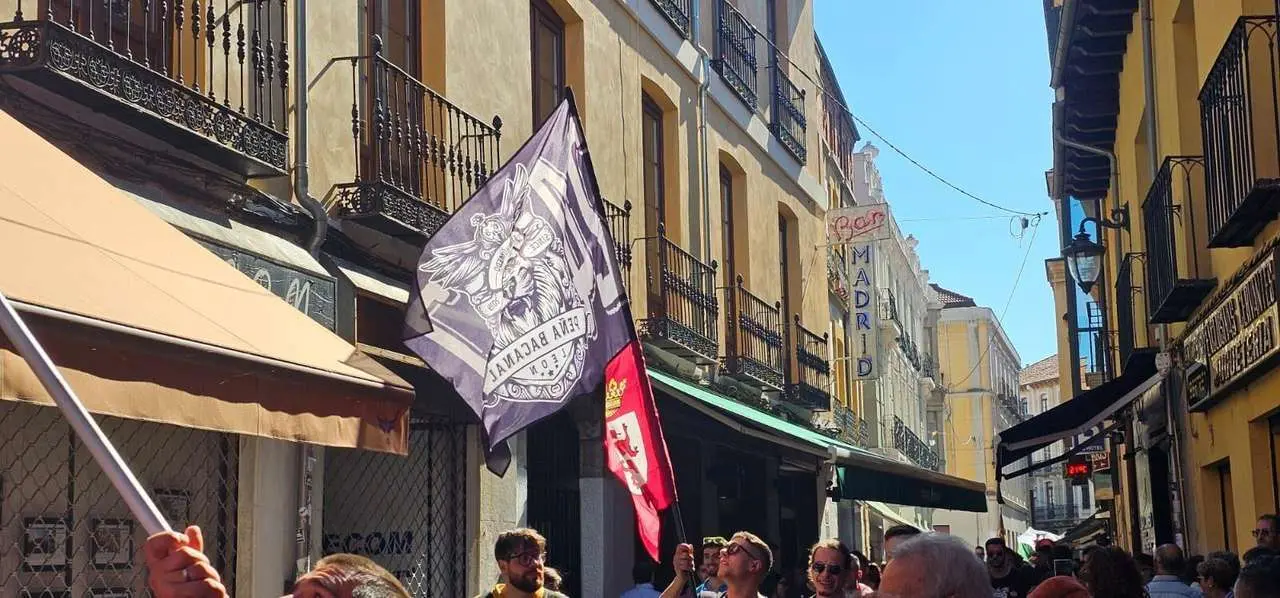 Las pe&ntilde;as y charangas llenaron las calles del Casco Antiguo de Le&oacute;n. | Le&oacute;n 24 Horas