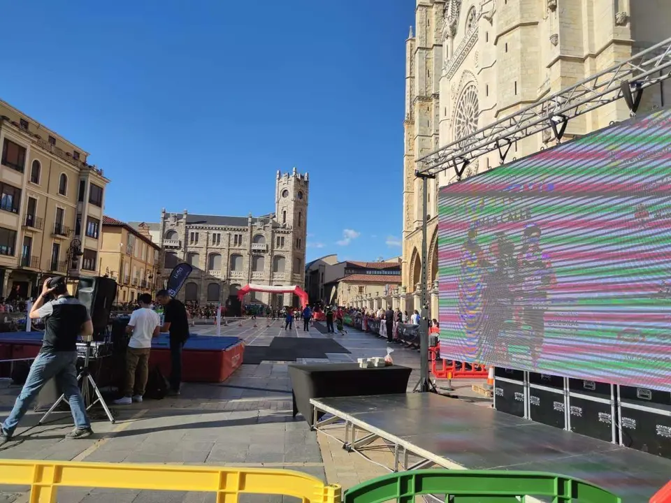 La plaza de la Catedral de Le&oacute;n acogi&oacute; una nueva edici&oacute;n de Atletismo en la calle, organizada por el Club Sprint Le&oacute;n. | Le&oacute;n 24 Horas