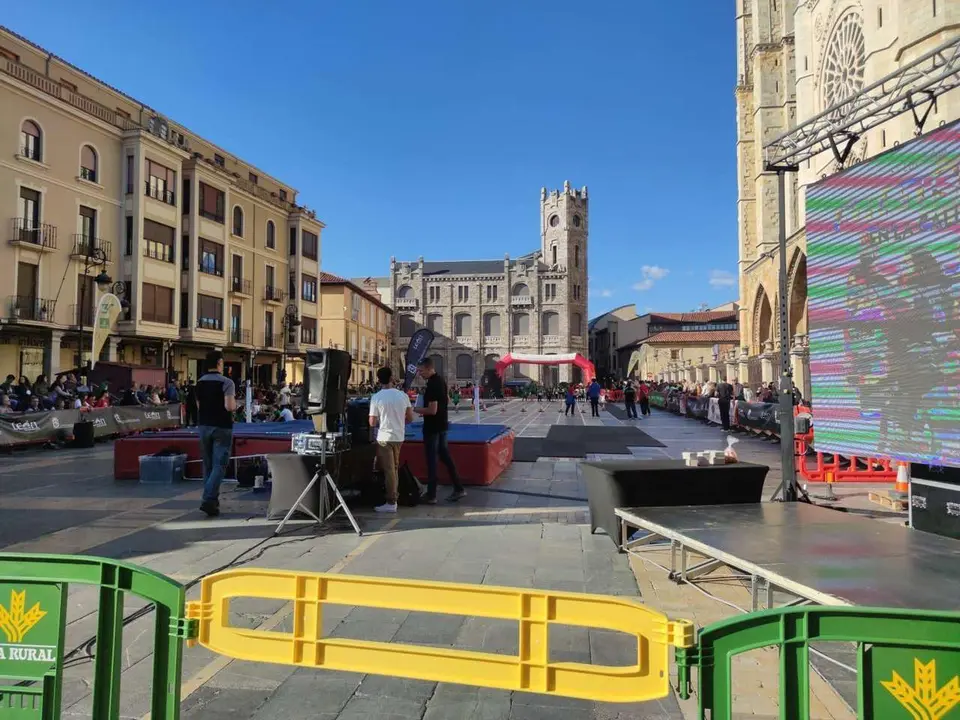 La plaza de la Catedral de Le&oacute;n acogi&oacute; una nueva edici&oacute;n de Atletismo en la calle, organizada por el Club Sprint Le&oacute;n. | Le&oacute;n 24 Horas