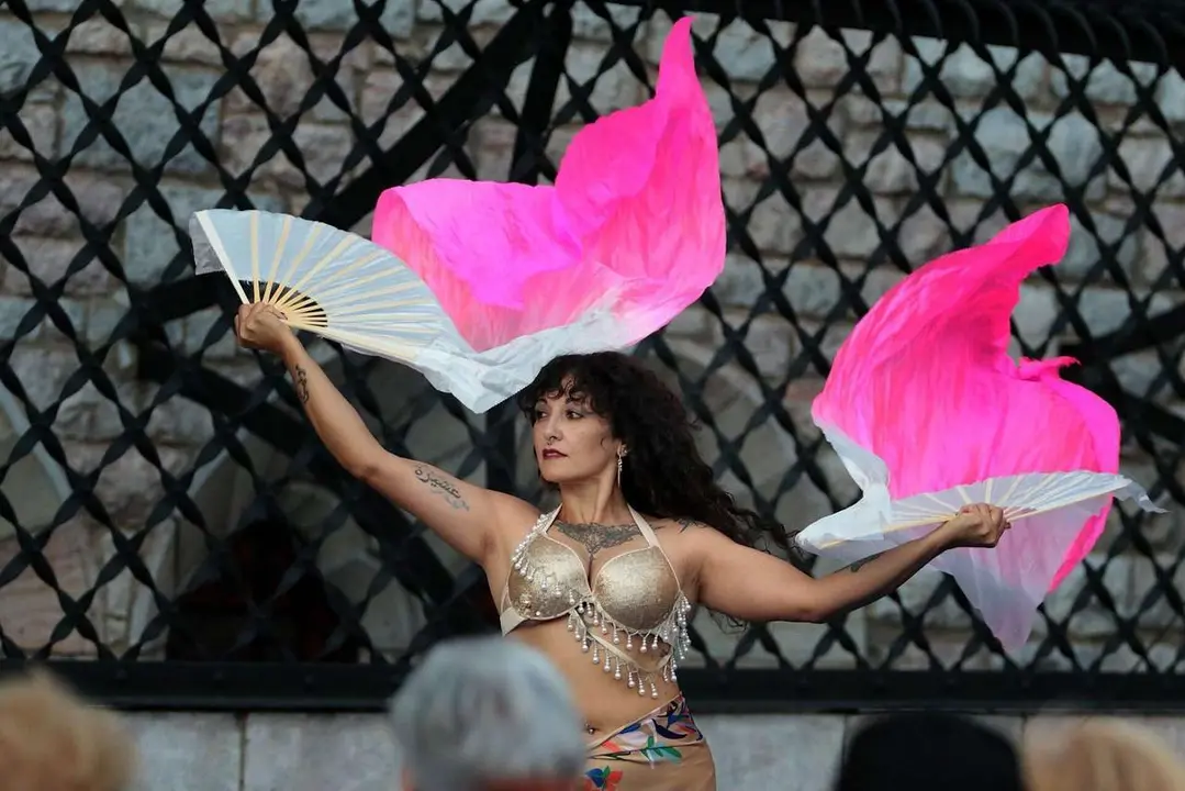 La Plaza de San Marcelo se llen&oacute; de color y creatividad en la jornada inaugural de Moda en la Calle 2025.
