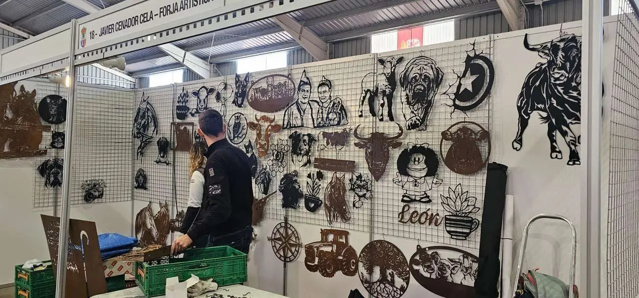 Participantes y visitantes durante la XXV Feria Tradicional de C&aacute;rmenes, que llen&oacute; el municipio de color, m&uacute;sica y tradici&oacute;n. | Le&oacute;n 24 Horas