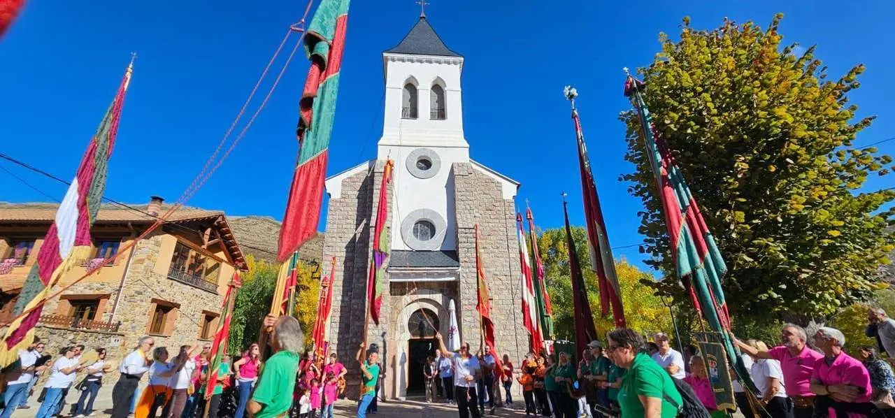 Participantes y visitantes durante la XXV Feria Tradicional de C&aacute;rmenes, que llen&oacute; el municipio de color, m&uacute;sica y tradici&oacute;n. | Le&oacute;n 24 Horas