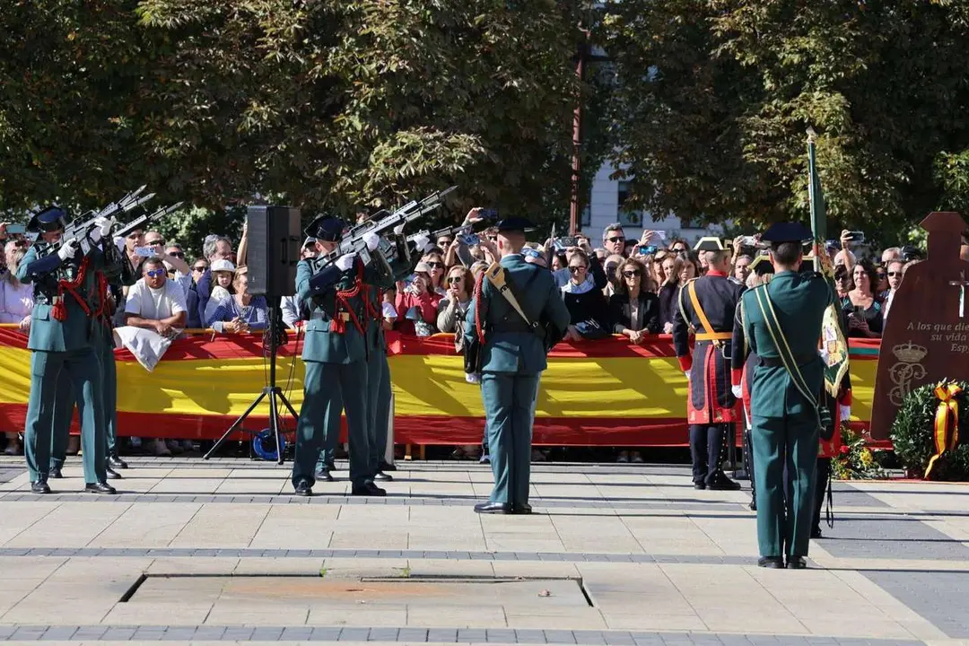 Autoridades y Guardia Civil en el acto del Pilar en San Marcos. | Le&oacute;n 24 Horas. Campillo ICAL