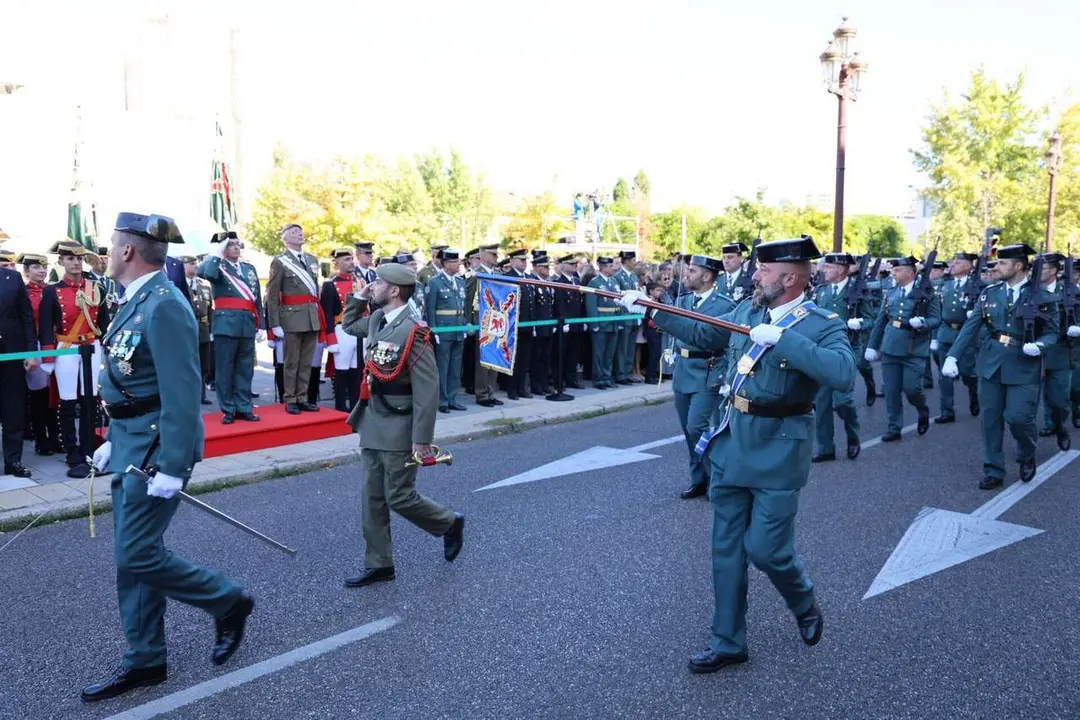Autoridades y Guardia Civil en el acto del Pilar en San Marcos. | Le&oacute;n 24 Horas. Campillo ICAL
