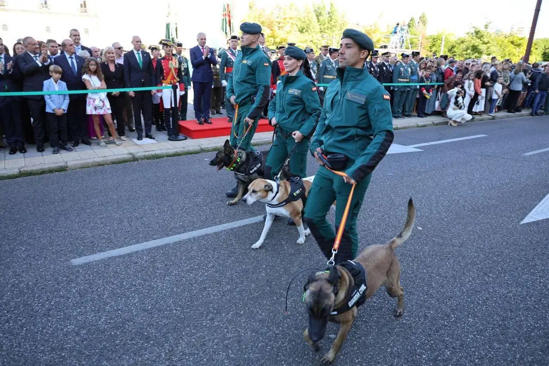 Autoridades y Guardia Civil en el acto del Pilar en San Marcos. | Le&oacute;n 24 Horas. Campillo ICAL