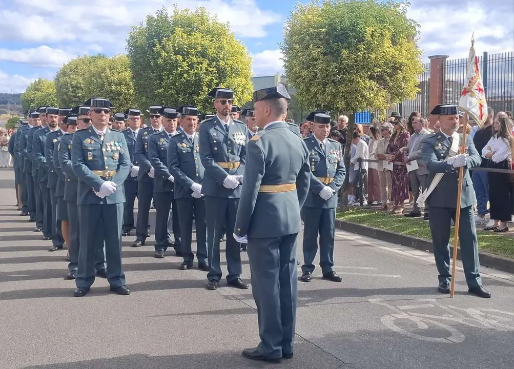 Autoridades y mandos de la Guardia Civil durante el acto del Pilar en Ponferrada. | ICAL