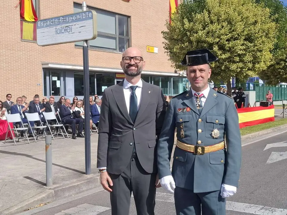 Autoridades y mandos de la Guardia Civil durante el acto del Pilar en Ponferrada. | ICAL