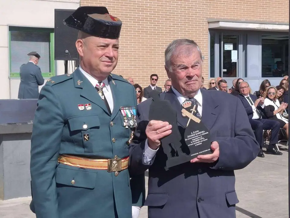 Autoridades y mandos de la Guardia Civil durante el acto del Pilar en Ponferrada. | ICAL